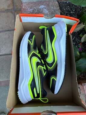 Nike Cosmic Runner (GS) Black/Wolf Grey-Volt Running Shoes HM4402-005 Size 4Y